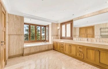 Splendide manoir de style méditerranéen avec une vue imprenable situé à Paraiso Alto