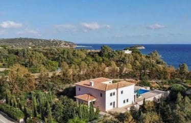 Magnifique propriete située en bord de mer avec une vue pittoresque sur l&rsquo;île d&rsquo;Hydra