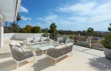 Very beautiful family villa completely renovated with sea view located in Marbella