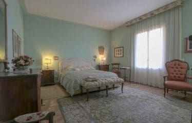 Villa located in a panoramic position with views of the Tuscan countryside