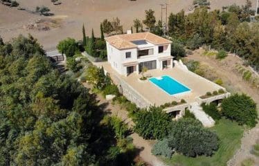 Magnifique propriete située en bord de mer avec une vue pittoresque sur l&rsquo;île d&rsquo;Hydra