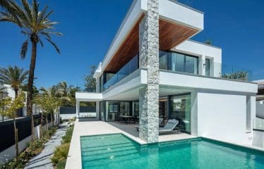 MERVEILLEUSE VILLA À DEUX PAS DE L&rsquo;EBACH À MARBELLA EST