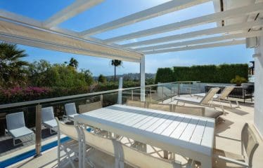 Very beautiful family villa completely renovated with sea view located in Marbella