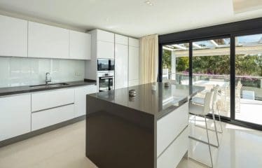 Very beautiful family villa completely renovated with sea view located in Marbella