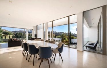 VILLA DE LUXE CONTEMPORAINE EN PREMIÈRE LIGNE DE GOLF AVEC UN PANORAMIQUE IMPRENABLE, LOS FLAMINGOS, BENAHAVIS