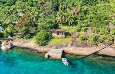 Maison idyllique au bord de l&rsquo;eau avec jetée à Paraty