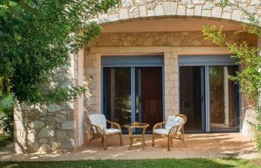 Magnifique propriete située en bord de mer avec une vue pittoresque sur l&rsquo;île d&rsquo;Hydra