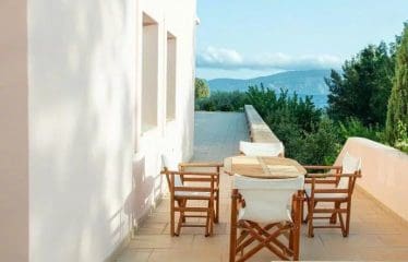 Magnifique propriete située en bord de mer avec une vue pittoresque sur l&rsquo;île d&rsquo;Hydra