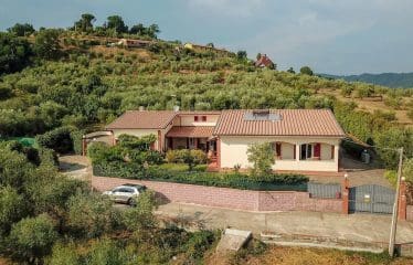 Villa located in a panoramic position with views of the Tuscan countryside