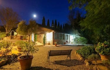 Ancienne ferme avec une belle vue sur San Gimignano et les célèbres vignobles de cette région.