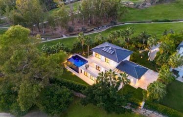 LUXUEUSE VILLA DE GOLF EN PREMIÈRE LIGNE À NUEVA ANDALUCIA