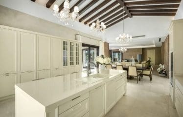 LUXUEUSE VILLA DE GOLF EN PREMIÈRE LIGNE À NUEVA ANDALUCIA