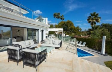 Very beautiful family villa completely renovated with sea view located in Marbella