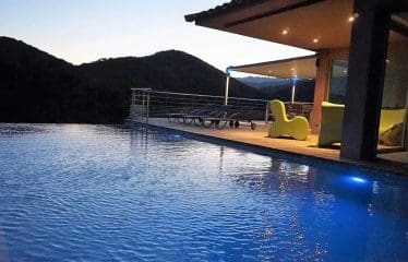 Exceptionnelle villa d&rsquo;architecte à seulement 400 mètres de l&rsquo;une des plus belles plages de la côte Fautea. Conca