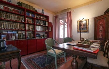 Villa located in a panoramic position with views of the Tuscan countryside
