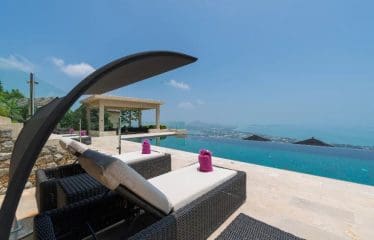 Splendide villa située sur un magnifique terrain à flanc de colline
