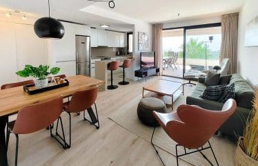 Bel appartement moderne avec piscine située à Estepona