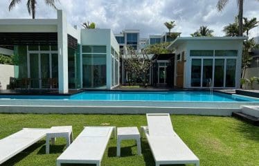 Très belle villa située en bord de plage proche de Phuket