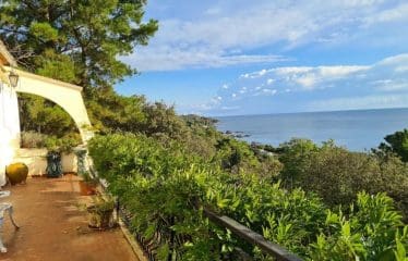 Belle propriété sur 2 niveaux vue mer époustouflante accès direct plage .