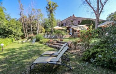 Ancienne ferme avec une belle vue sur San Gimignano et les célèbres vignobles de cette région.