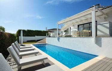 Very beautiful family villa completely renovated with sea view located in Marbella