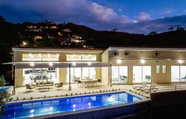 Belle villa moderne avec vue sur la mer située à Sardinal