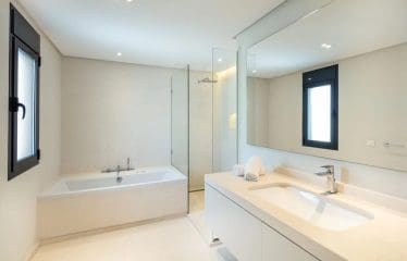 Very beautiful family villa completely renovated with sea view located in Marbella