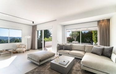 SUPERBE MAISON DE VILLE AVEC UNE VUE INCROYABLE SUR LA MONTAGNE ET LA MER