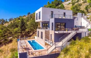 Très belle Villa en pierre située dans le quartier Omis