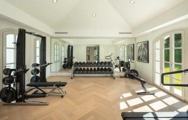 EXCEPTIONNELLE VILLA DE GOLF EN PREMIÈRE LIGNE À NUEVA ANDALUCIA