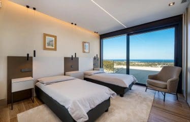 VILLA ATLAS – SUPERBE VILLA DE LUXE DE STYLE CONTEMPORAIN AVEC PANORAMIQUE SUR LA MER DANS LA PRESTIGIEUSE LA RESERVA DE SOTOGRANDE.