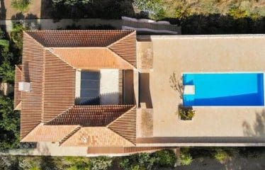 Magnifique propriete située en bord de mer avec une vue pittoresque sur l&rsquo;île d&rsquo;Hydra