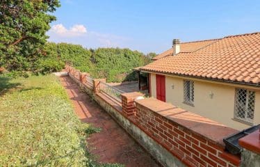Villa located in a panoramic position with views of the Tuscan countryside