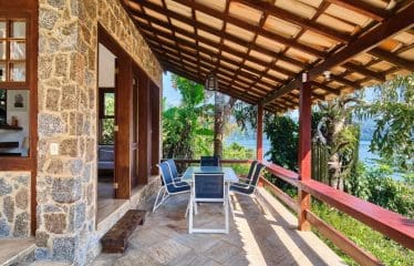 Maison idyllique au bord de l&rsquo;eau avec jetée à Paraty