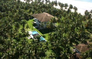 Spectaculaire villa contemporaine offrant de magnifiques vues sur la mer .