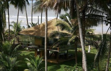 Spectaculaire villa contemporaine offrant de magnifiques vues sur la mer .