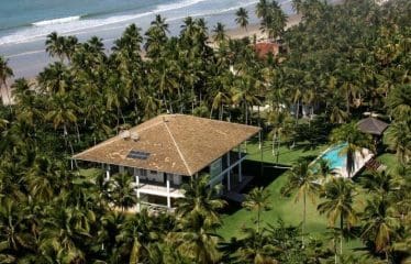 Spectaculaire villa contemporaine offrant de magnifiques vues sur la mer .