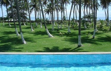 Spectaculaire villa contemporaine offrant de magnifiques vues sur la mer .