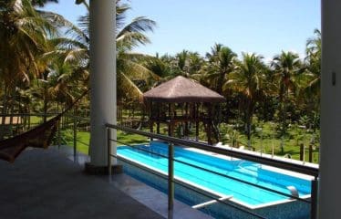 Spectaculaire villa contemporaine offrant de magnifiques vues sur la mer .