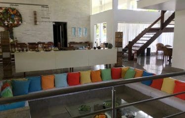 Spectaculaire villa contemporaine offrant de magnifiques vues sur la mer .