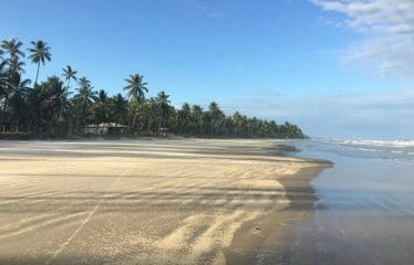 Spectaculaire villa contemporaine offrant de magnifiques vues sur la mer .