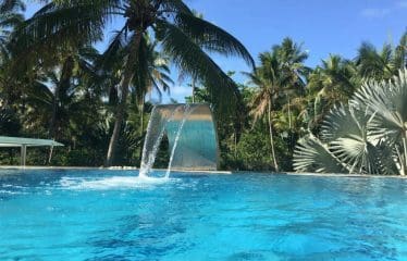 Spectaculaire villa contemporaine offrant de magnifiques vues sur la mer .