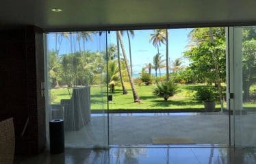 Spectaculaire villa contemporaine offrant de magnifiques vues sur la mer .