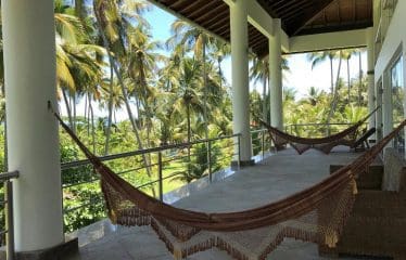 Spectaculaire villa contemporaine offrant de magnifiques vues sur la mer .