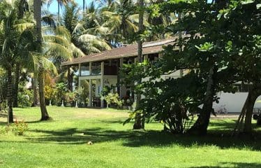 Spectaculaire villa contemporaine offrant de magnifiques vues sur la mer .