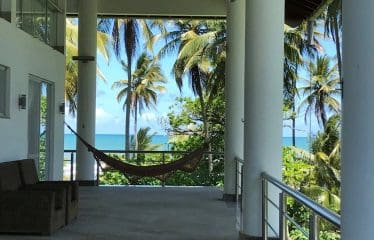 Spectaculaire villa contemporaine offrant de magnifiques vues sur la mer .