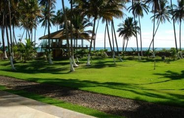 Spectaculaire villa contemporaine offrant de magnifiques vues sur la mer .