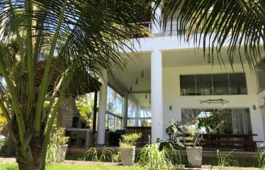 Spectaculaire villa contemporaine offrant de magnifiques vues sur la mer .