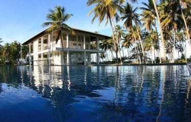 Spectaculaire villa contemporaine offrant de magnifiques vues sur la mer .