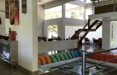 Spectaculaire villa contemporaine offrant de magnifiques vues sur la mer .